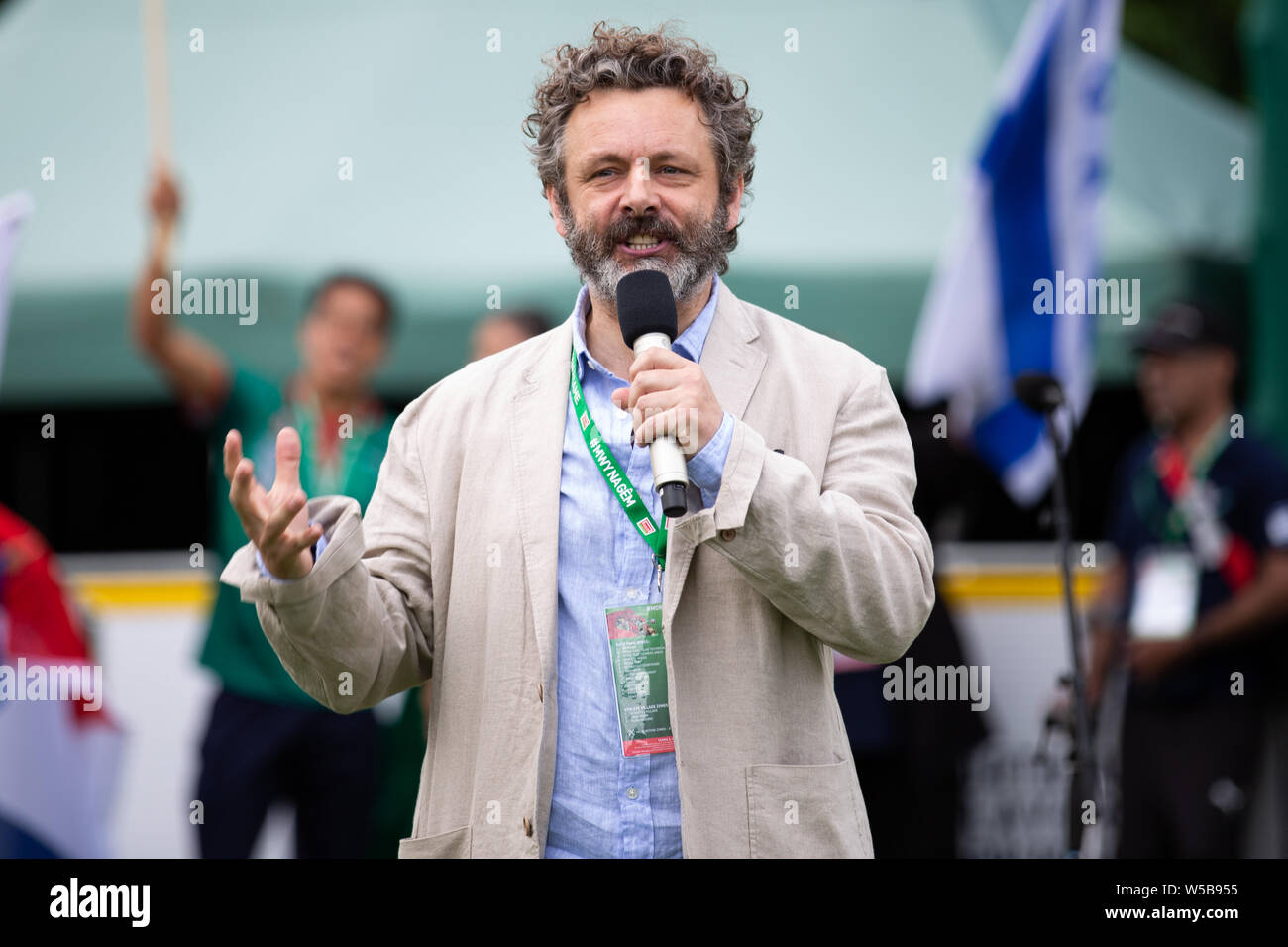 Cardiff, Galles. 27 Luglio, 2019. Michael Sheen al senzatetto World Cup cerimonia di apertura. Squadre di calcio da più di cinquanta paesi competere in senzatetto World Cup a Cardiff iconici Bute Park, il Galles, UK Credit: Tracey Paddison/Alamy Live News Foto Stock