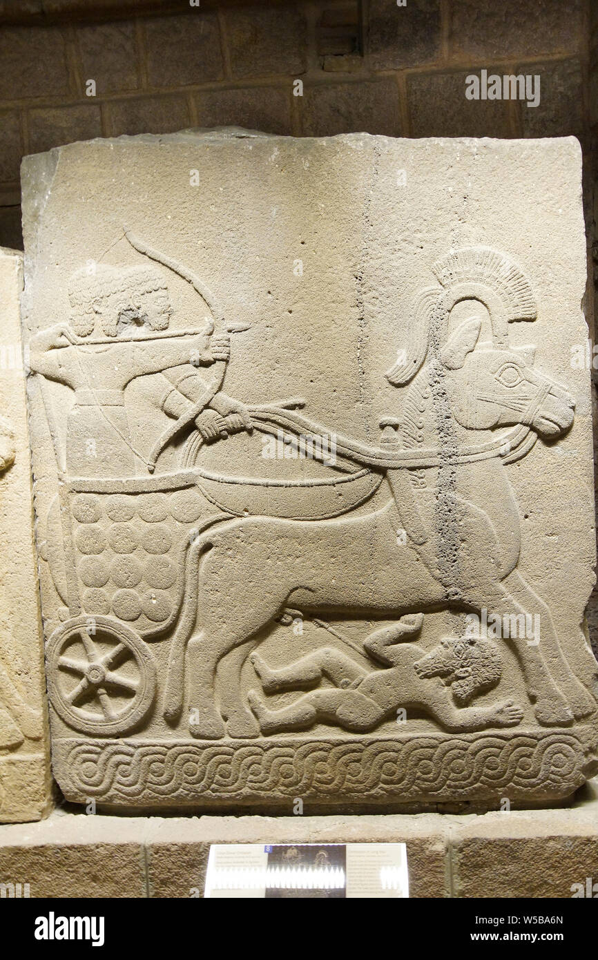 ANKARA, Turchia - 21 Maggio 2014 - Carro con driver e Archer. Stele Orthostat da Kargama circa 800 a.e.v., Ankara, Turchia Foto Stock