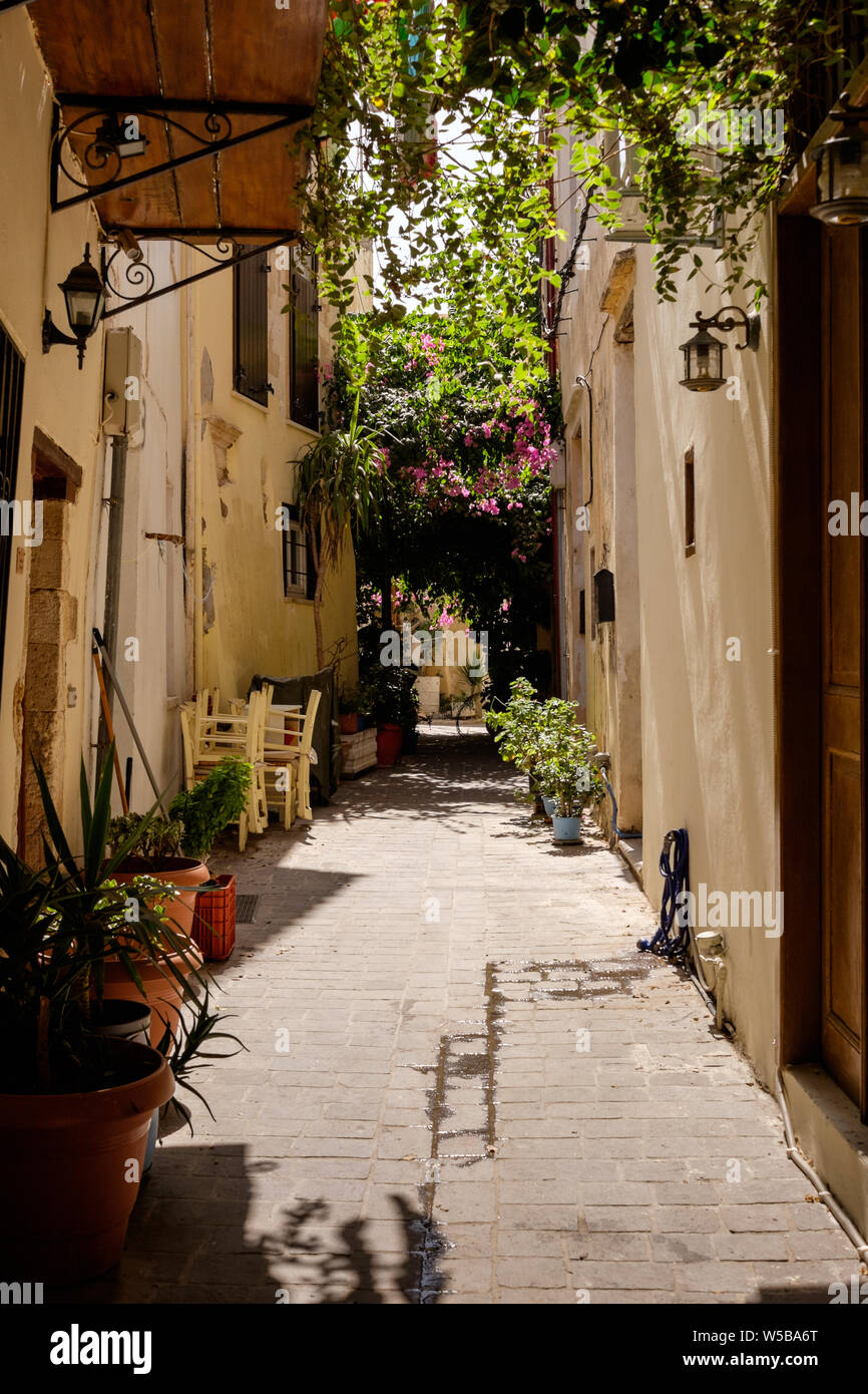 Vicolo stretto con le tradizionali case greche a Chania, Creta, Grecia Foto Stock