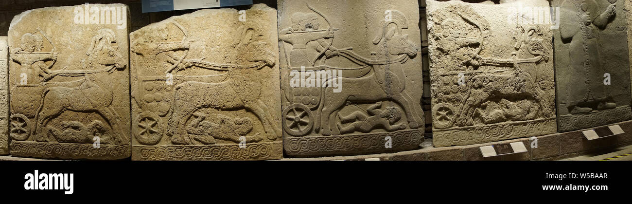 ANKARA, Turchia - 21 Maggio 2014 - Hittita guerrieri, Orthostat stele da Kargama circa 800 a.e.v., Ankara, Turchia Foto Stock