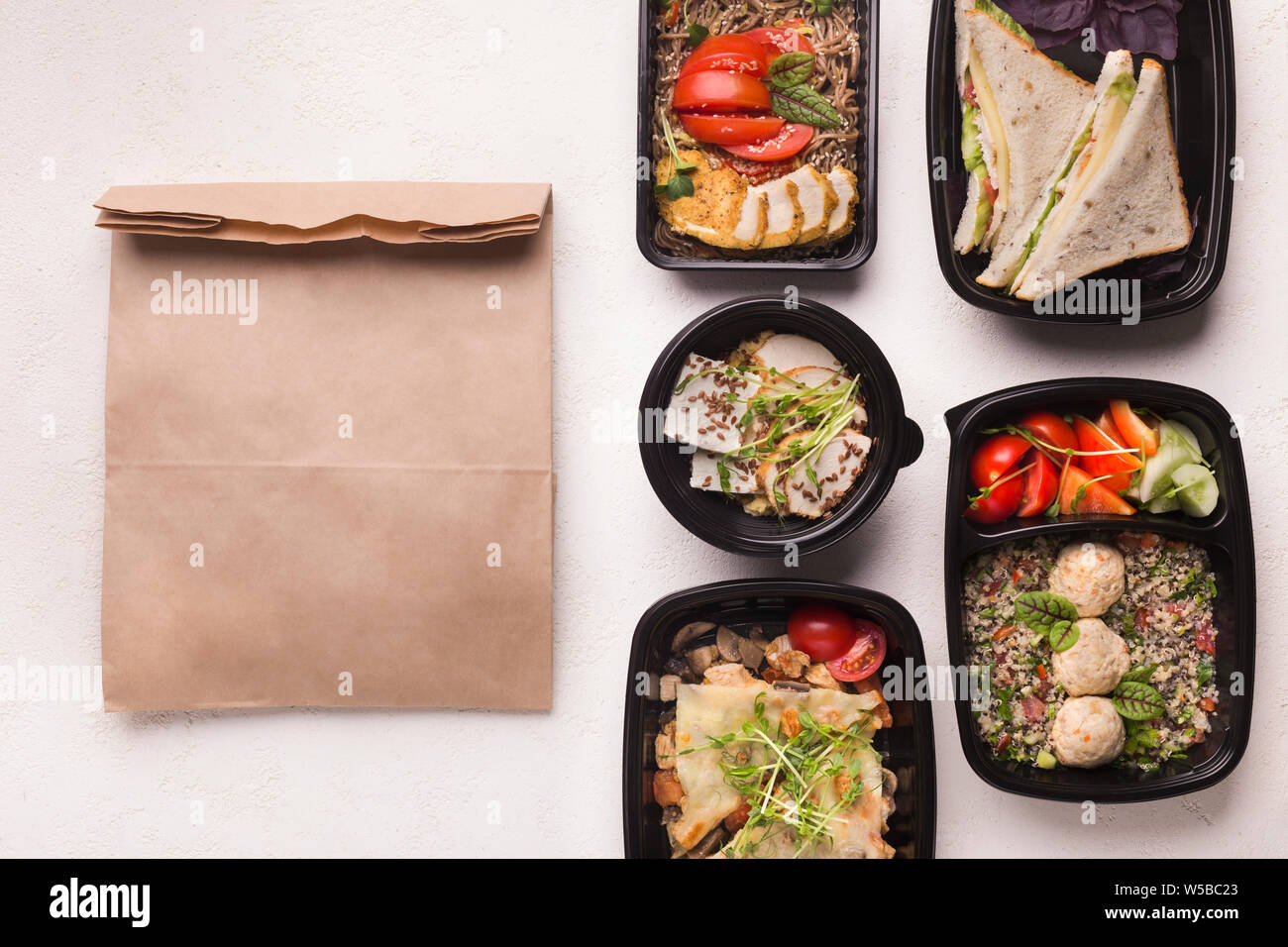 Cibo sano e consegna in scatole nere pronto per essere inviato Foto Stock