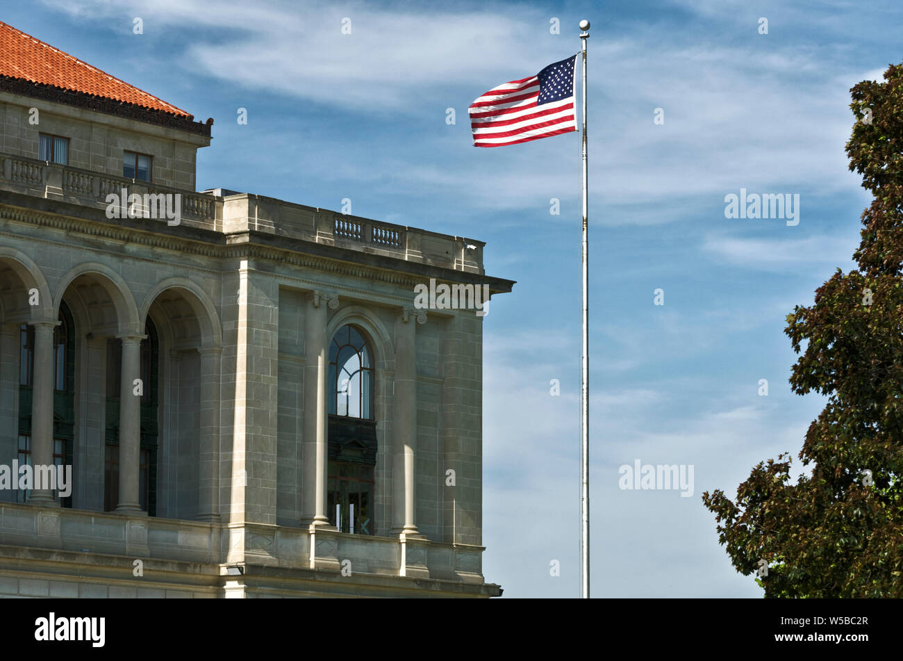 MO: Buchanan County, San Giuseppe zona, la città di San Giuseppe, vista del Municipio con bandiera americana, attraverso Civic Center Park Foto Stock