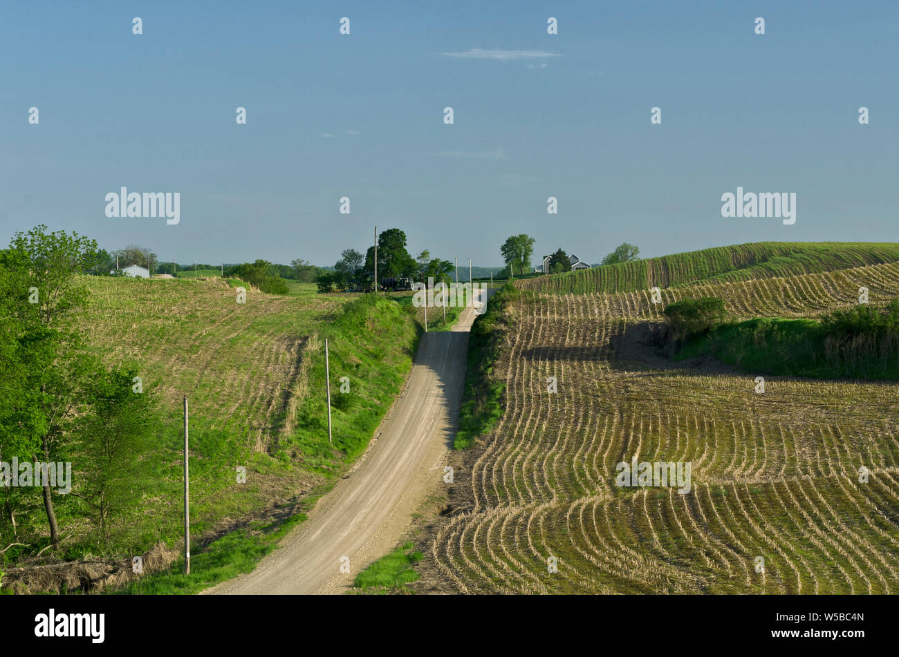 KS: Doniphan County, Area Wathena, Fiume Missouri campagna, una strada di ghiaia attraversa terreni agricoli vicino al Fiume Missouri Foto Stock