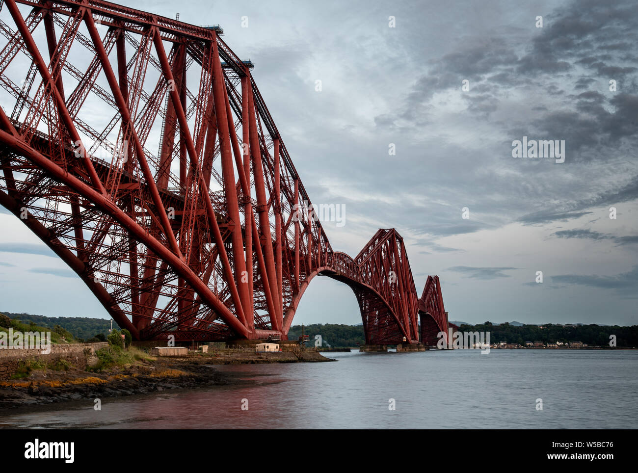 Il famoso Ponte di Forth Rail al tramonto a Edimburgo, Scozia. Lavori di riparazione si svolgono sul ponte Foto Stock