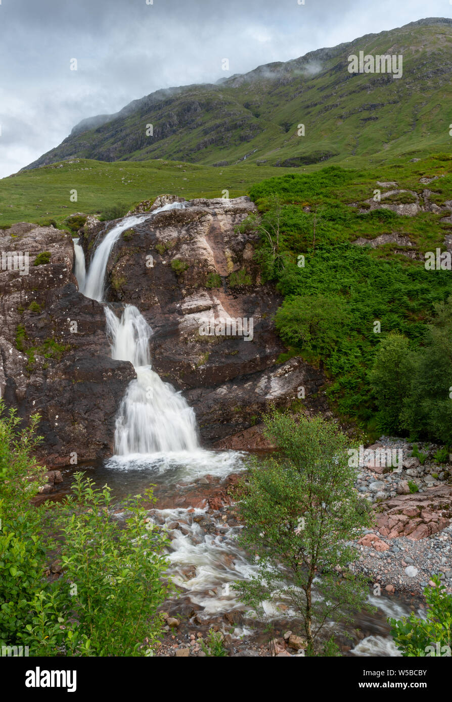 L'acqua che scorre nelle belle cascate della riunione delle tre acque nelle Highlands della Scozia. Foto Stock