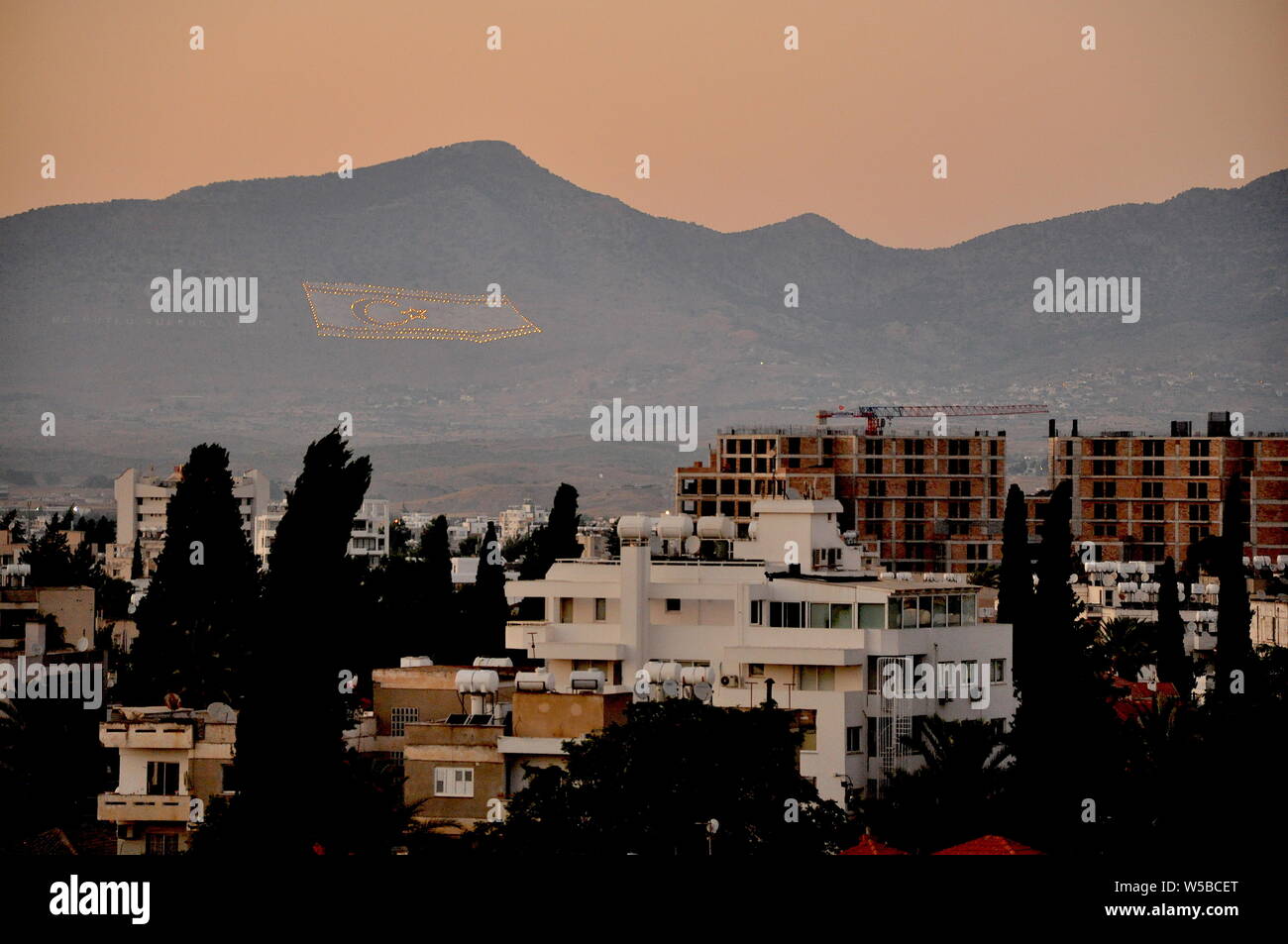 Hillside bandiera Turchia Nicosia Foto Stock