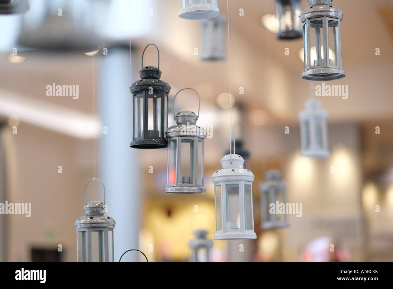 Installazione di pubblicità di lanterne stilizzato in vecchi giorni all'interno di un edificio pubblico Foto Stock
