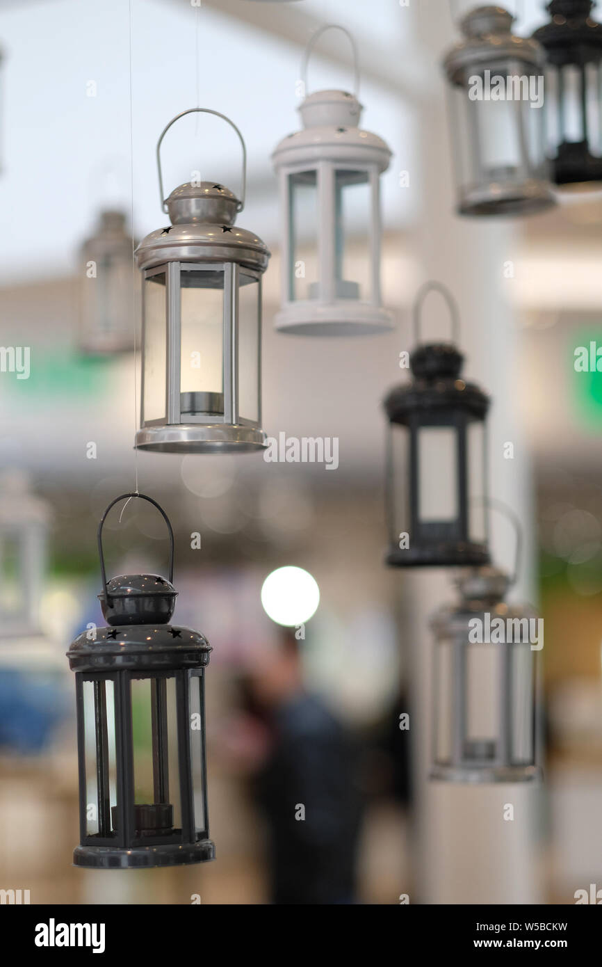 Installazione di pubblicità di lanterne stilizzato in vecchi giorni all'interno di un edificio pubblico Foto Stock