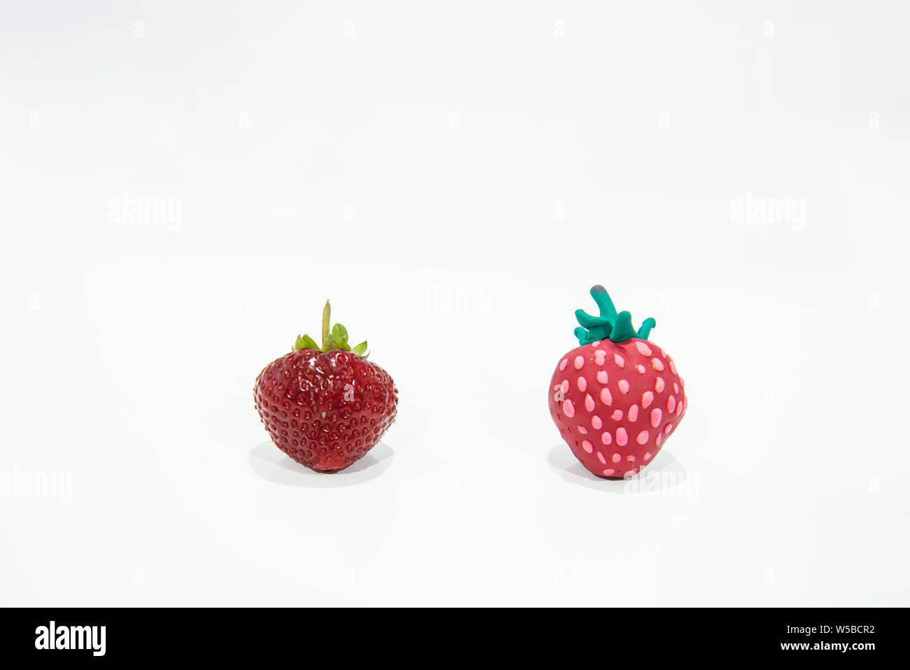 Confronto di due fragole - Vero e Falso. Foto Stock