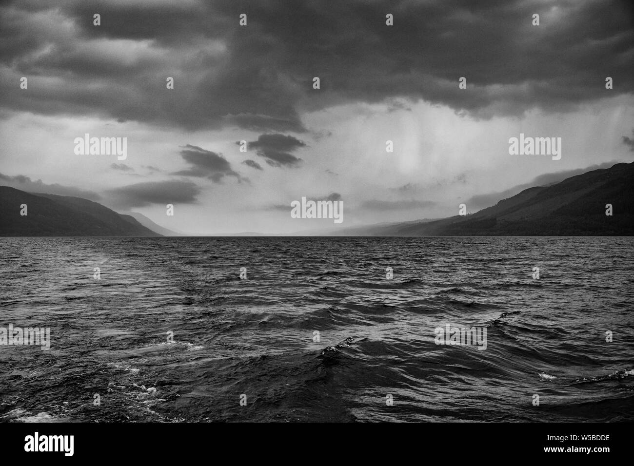 Loch Ness, una grande e profonda, acqua dolce loch nelle Highlands scozzesi più noto per i presunti avvistamenti del mostro di Loch Ness, noto anche come Nessie, Foto Stock