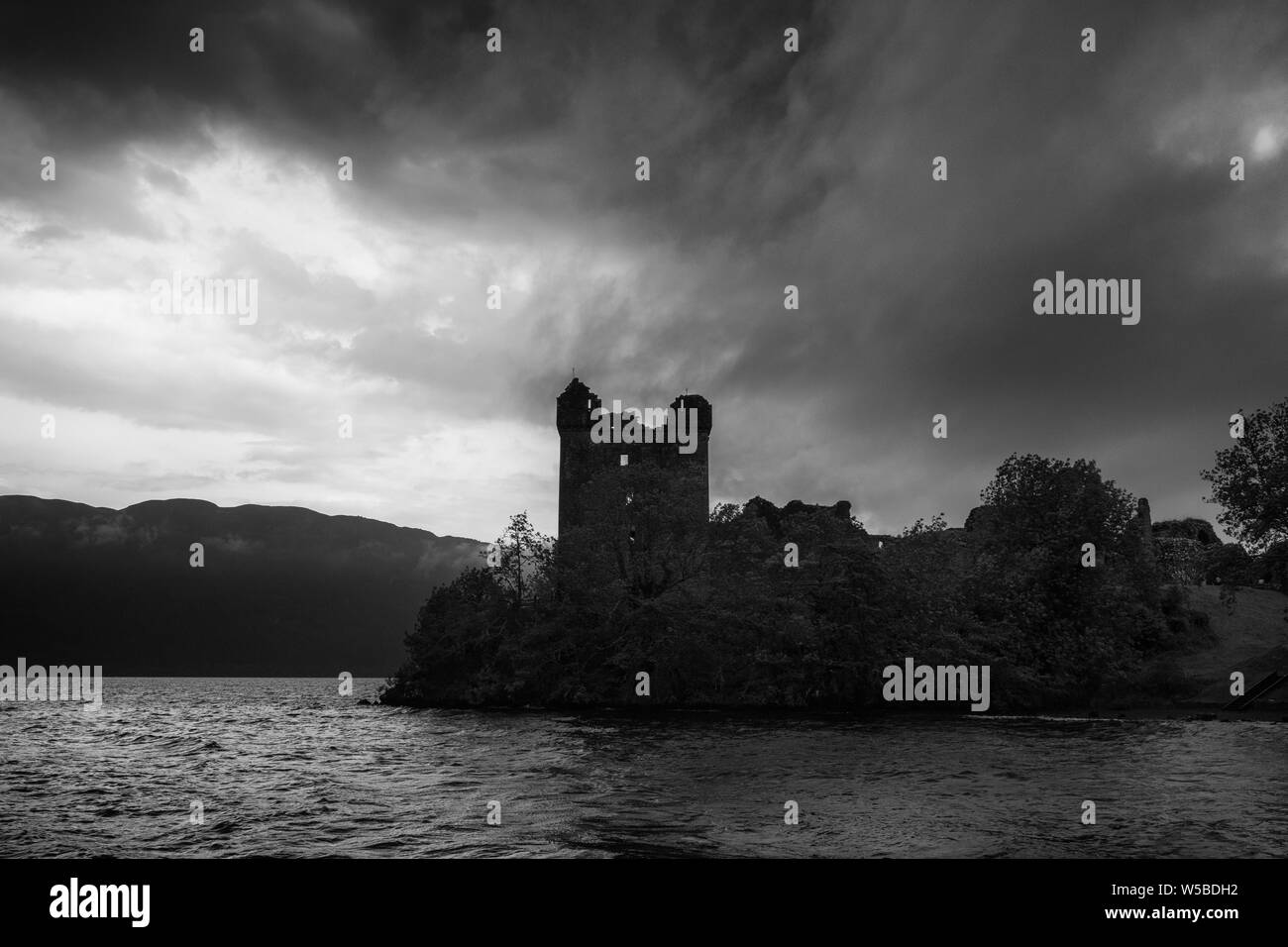 Castello Urquhart accanto a Loch Ness nelle Highlands della Scozia. Foto Stock