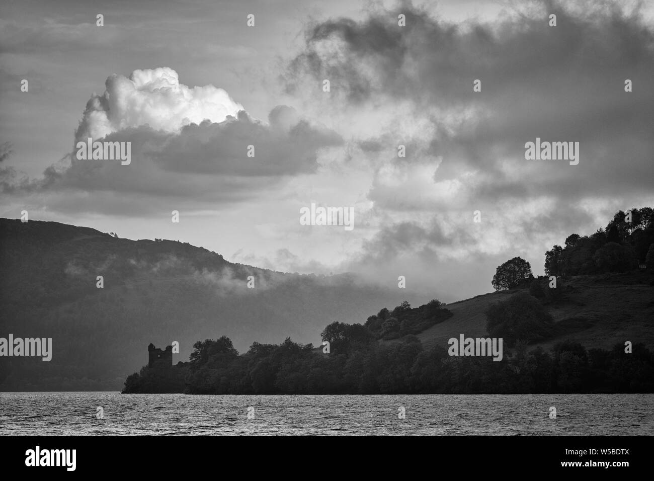 Castello Urquhart accanto a Loch Ness nelle Highlands della Scozia. Foto Stock