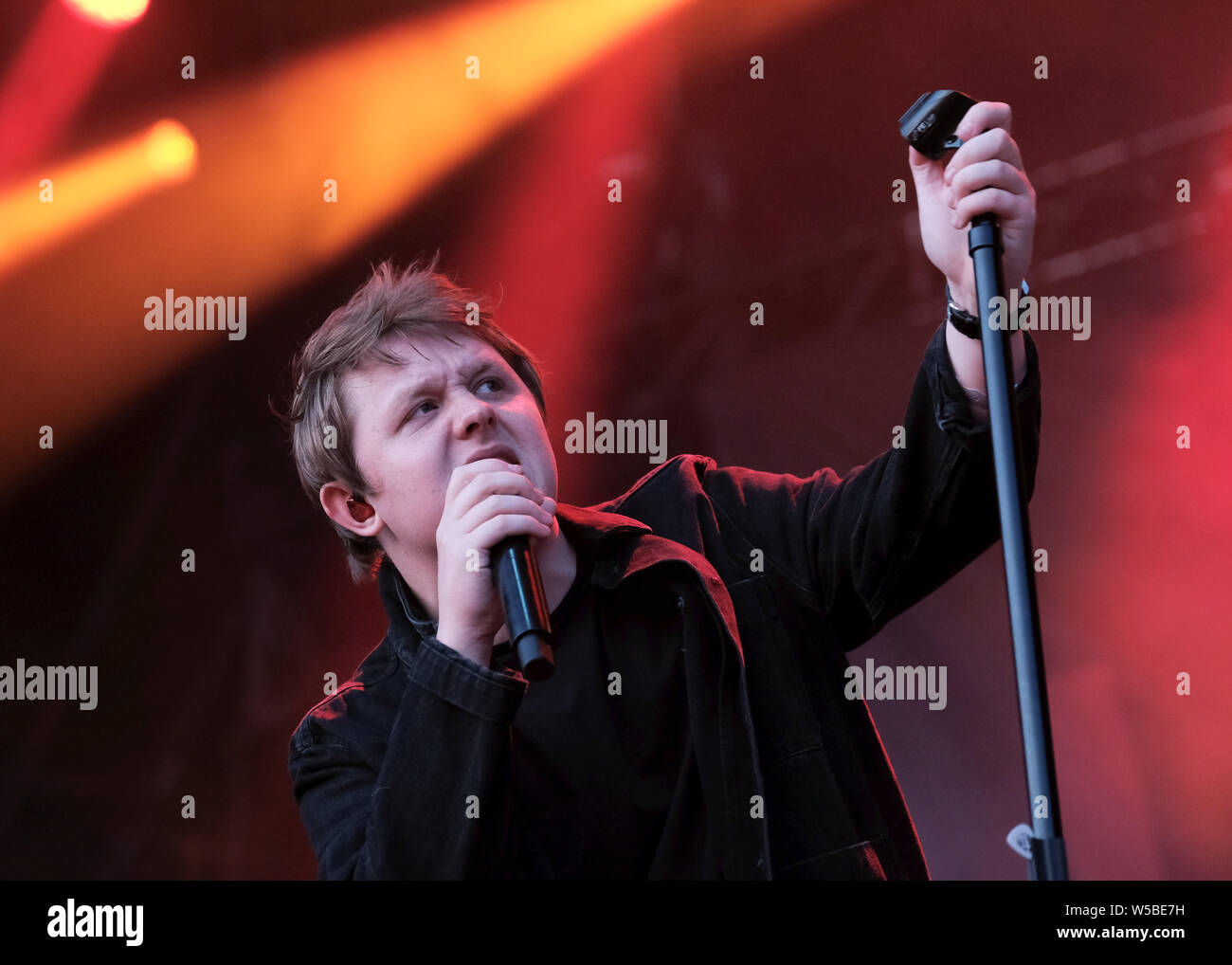 Lulworth, Dorset, Regno Unito. Il 27 luglio 2019. Lewis Capaldi esibirsi sul palco, Lulworth, Dorset Credito: Alba Fletcher-Park/Alamy Live News Foto Stock