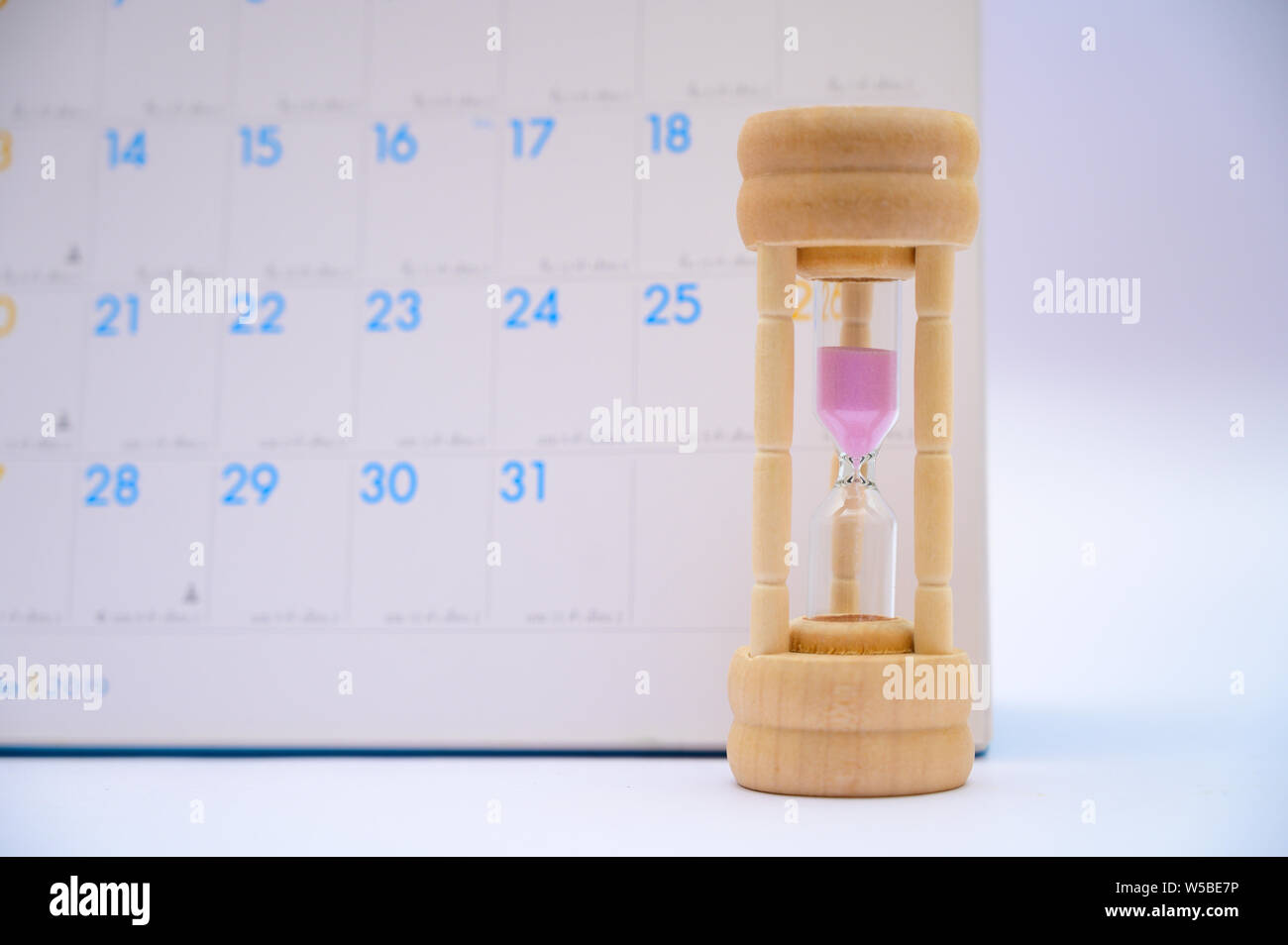 Clessidra con le idee del calendario giorni del tempo trascorso in ciascun periodo e appuntamenti o in attesa Foto Stock
