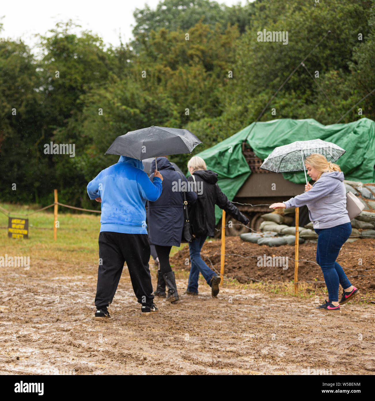 Guerra e Pace Revival 2019, Paddock Wood Hop Farm. Uomini e donne che lottano per camminare in condizioni fangose. Foto Stock