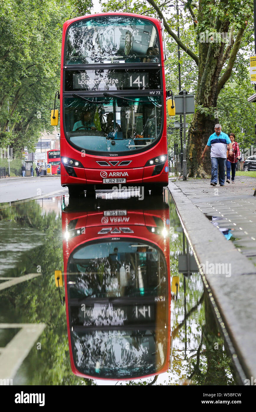 Londra, Regno Unito. 27 Luglio, 2019. Una riflessione in un diluvio di acqua su Green Lanes nel nord di Londra, causato dalla pesante acquazzone durante la notte. Credito: ZUMA Press, Inc./Alamy Live News Foto Stock