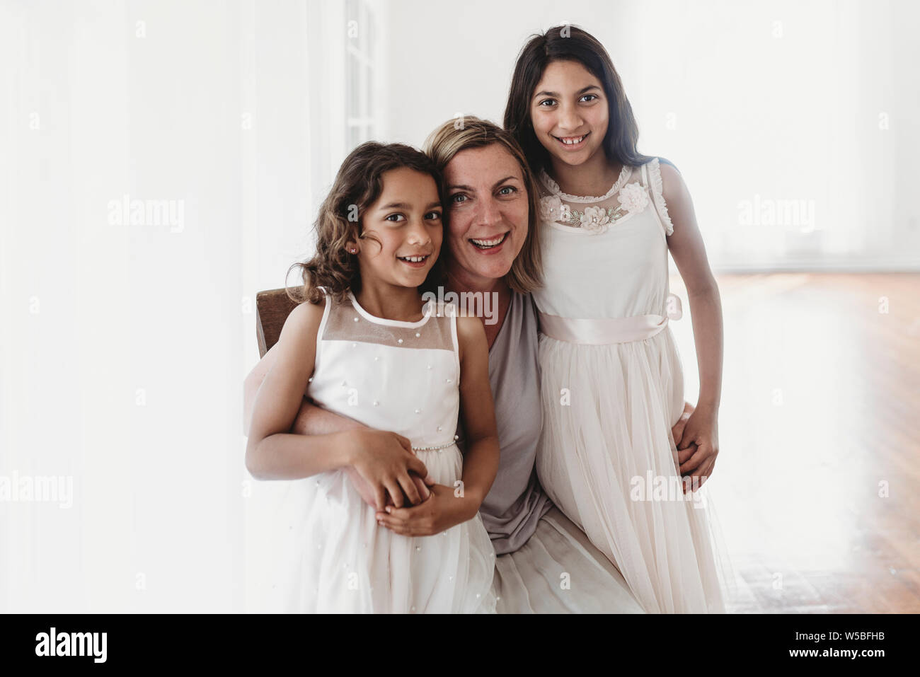 Ritratto di madre e le sue due figlie di luce naturale e in studio sorridente Foto Stock