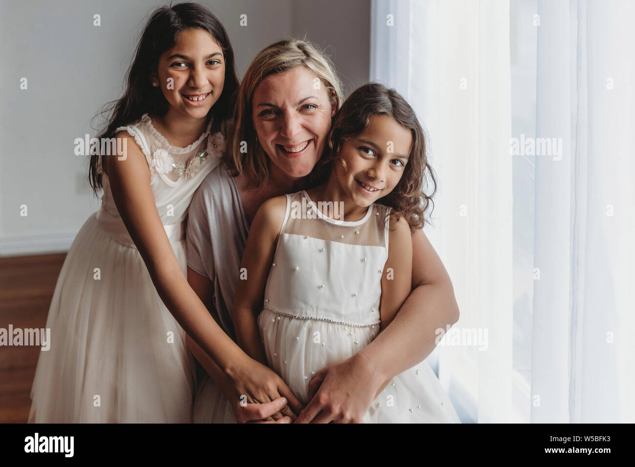 Ritratto di madre e le figlie di sorridere alla telecamera in studio Foto Stock