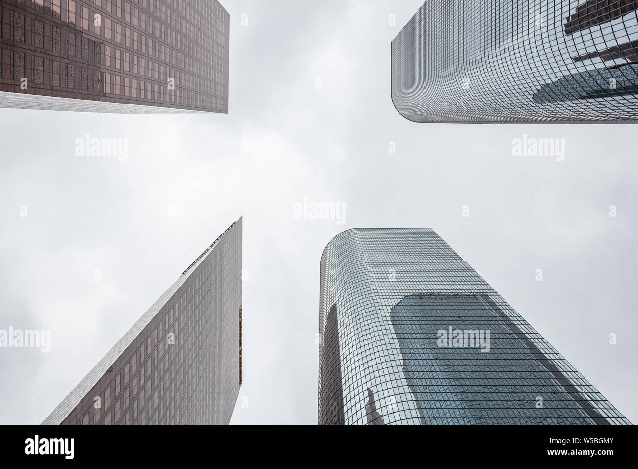 Los Angeles city grattacieli, sfondo con cielo nuvoloso, prospettiva a basso angolo di visione Foto Stock