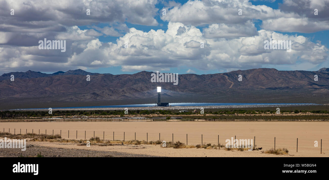 Energia solare concentrata Power Plant, CSP. Torre e specchi, l'energia solare termica, cielo blu con nuvole, giornata di primavera nel deserto, Stati Uniti Foto Stock