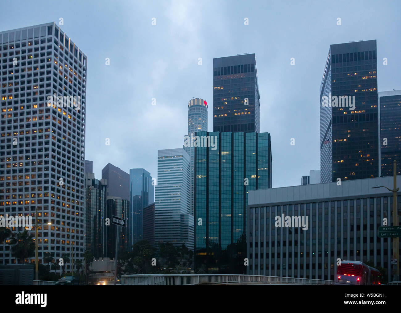 Los Angeles city grattacieli illuminati, cielo blu di sfondo, serata primaverile Foto Stock