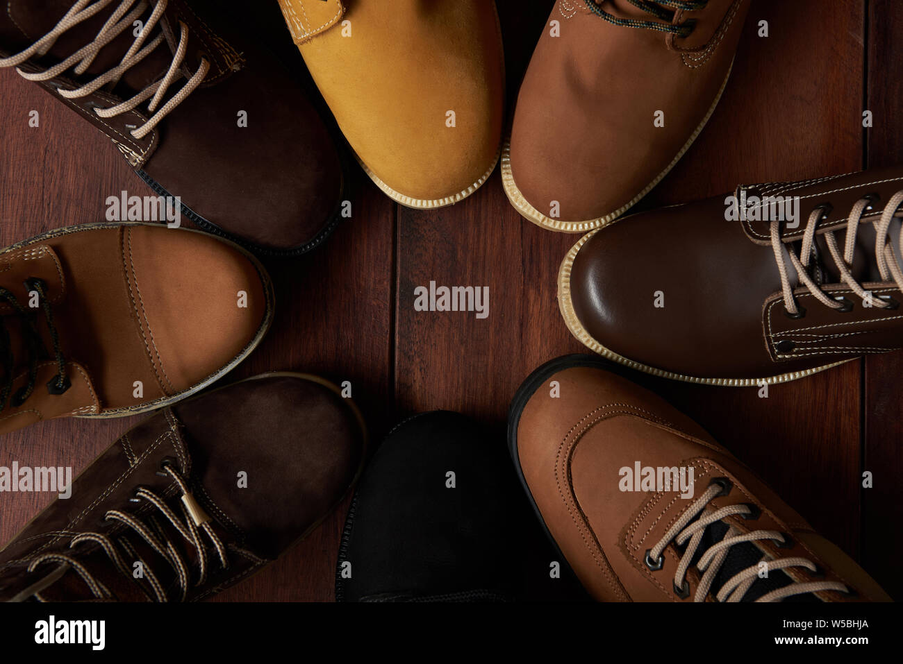 Marrone scarpe colorate su sfondo di legno vista superiore Foto Stock