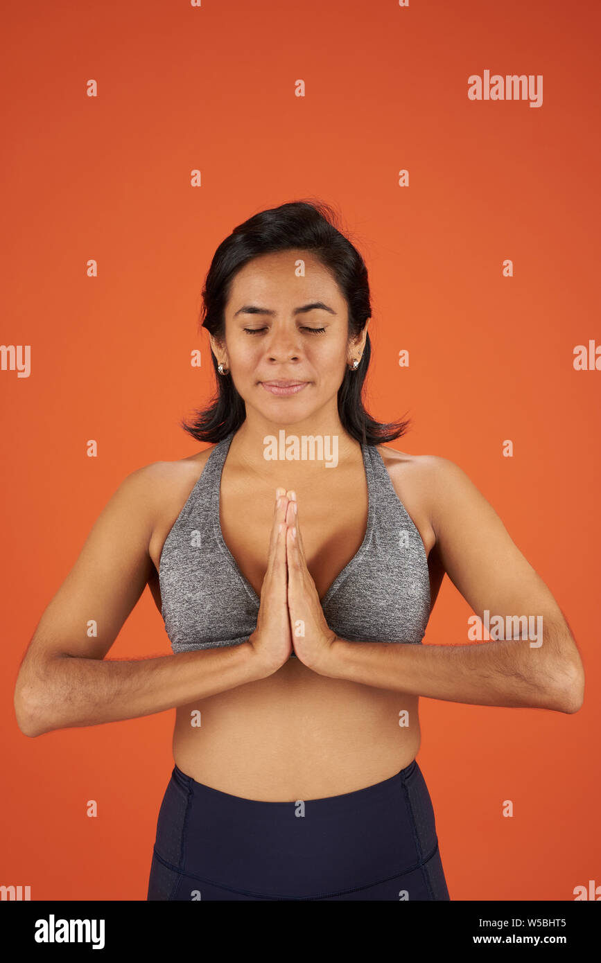 Posa di Meditazione yoga in. Donna pregare prima di fare yoga Foto Stock