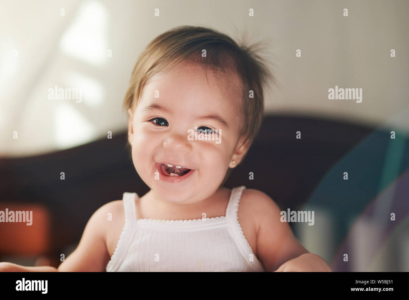 Sorriso Baby girl in t-shirt bianca con orientamento verticale Foto Stock