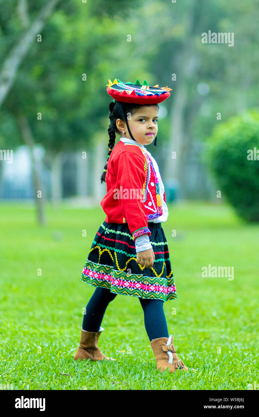 Bella ragazza vestita come Ñusta, costume tipico di Cusco in Perù Foto  stock - Alamy