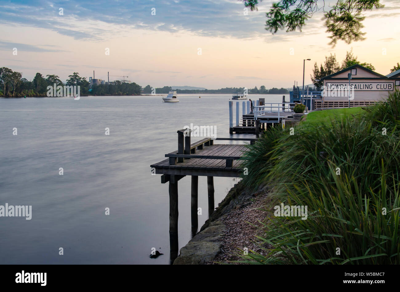 Una tranquilla mattina presto nei pressi di Nowra Sailing Club sulle rive del Fiume Shoalhaven, Nuovo Galles del Sud, Australia Foto Stock