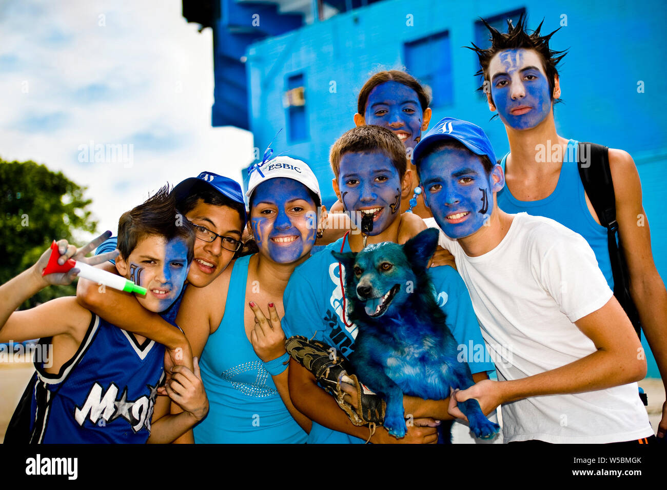 I giovani cubani assistere ad una partita di baseball all'Avana con facce dipinte di blu nel sostegno della locale squadra di baseball di Los Industriales, l'industria Foto Stock