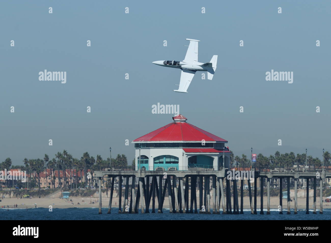 Aero L-39 Albatros vola su Ruby's Surf City Diner sul molo durante il Grande Airshow pacifico in Huntington Beach, in California, il 19 ottobre 2018 Foto Stock