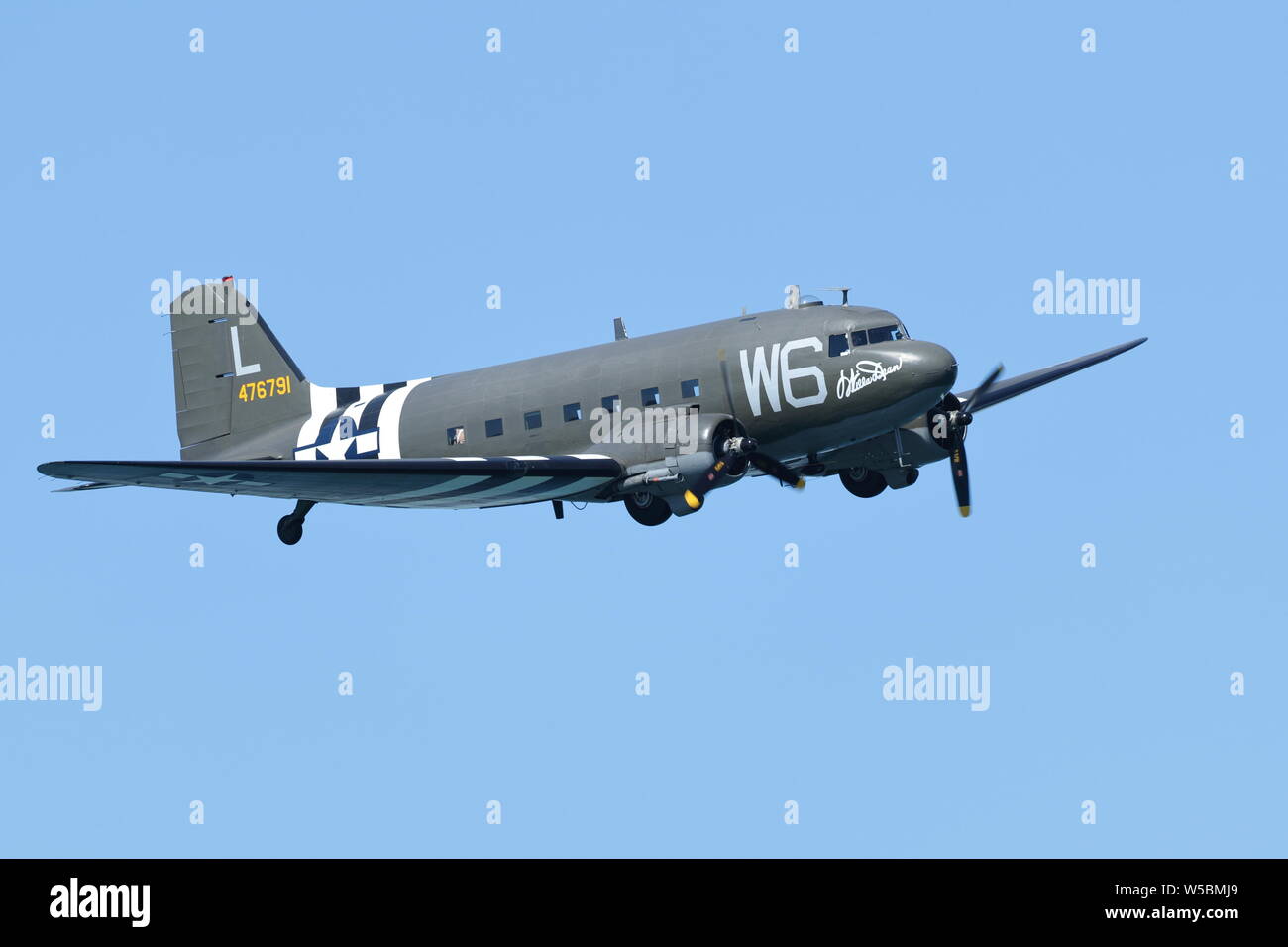 Lione Air Museum's C-47 Dakota, noto anche come "Willa Dean', battenti durante il Grande Airshow pacifico in Huntington Beach, in California, il 19 ottobre 2018 Foto Stock