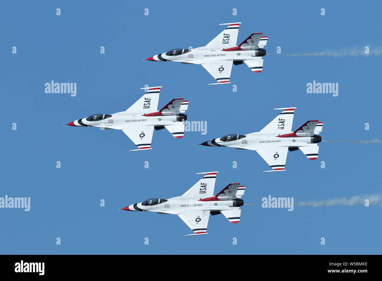 Air Force Thunderbirds quattro-nave formazione di diamante nella loro F16C al grande Airshow pacifico in Huntington Beach, in California, il 19 ottobre 2018 Foto Stock