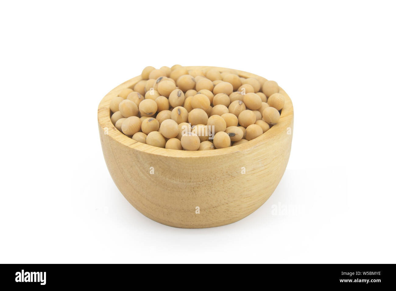 I fagioli di soia in ciotola legno isolato su sfondo bianco con percorso clupping Foto Stock