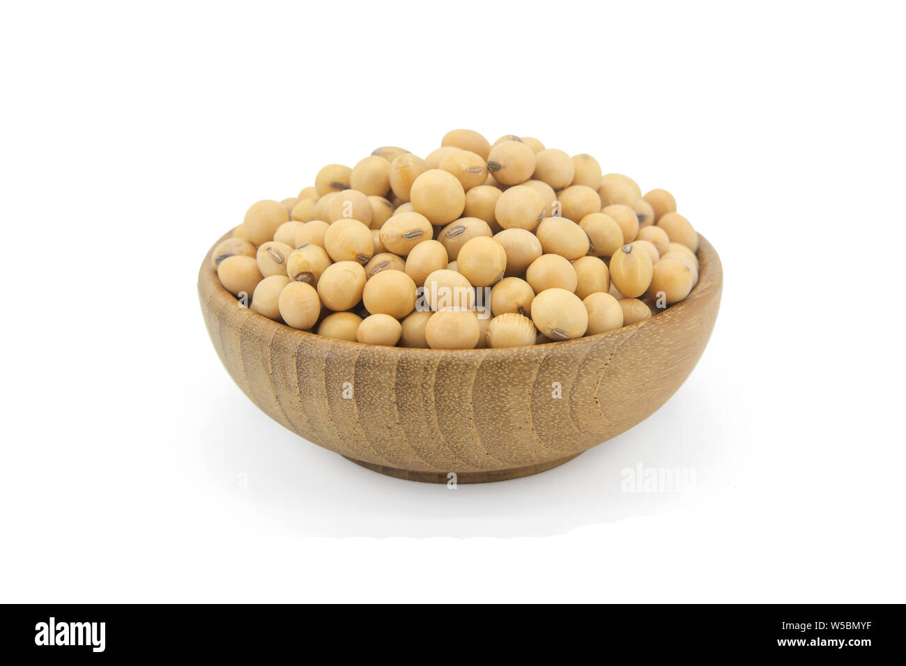 I fagioli di soia in ciotola legno isolato su sfondo bianco con percorso clupping Foto Stock