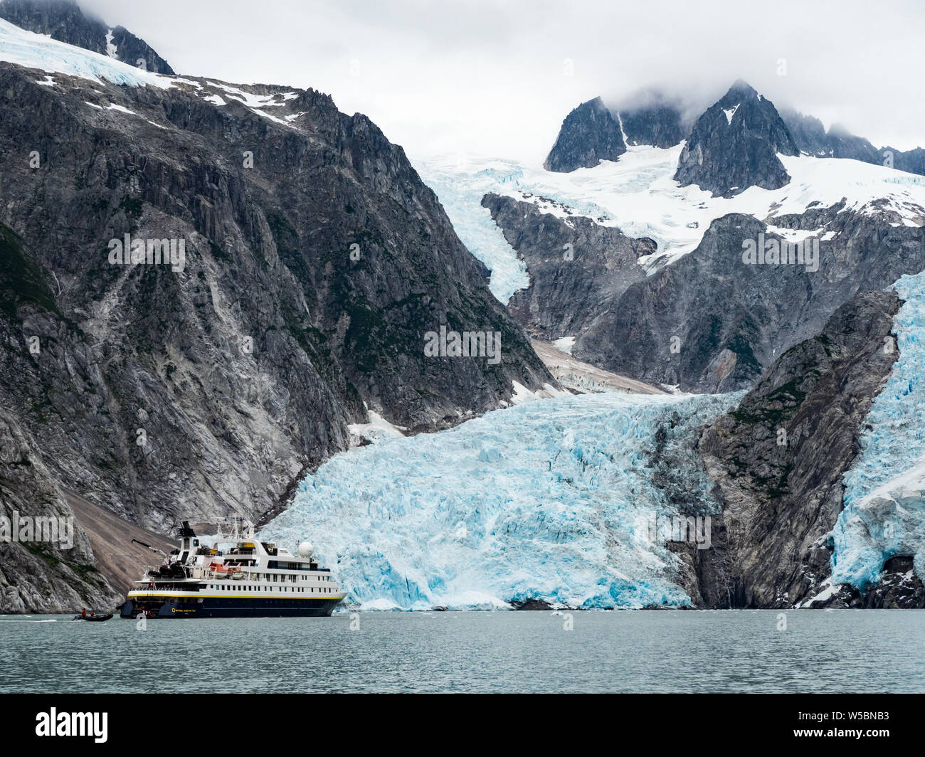Esplorare la Northwestern ghiacciaio sul bordo del National Geographic Orion nel Parco nazionale di Kenai Fjords, Alaska, STATI UNITI D'AMERICA Foto Stock