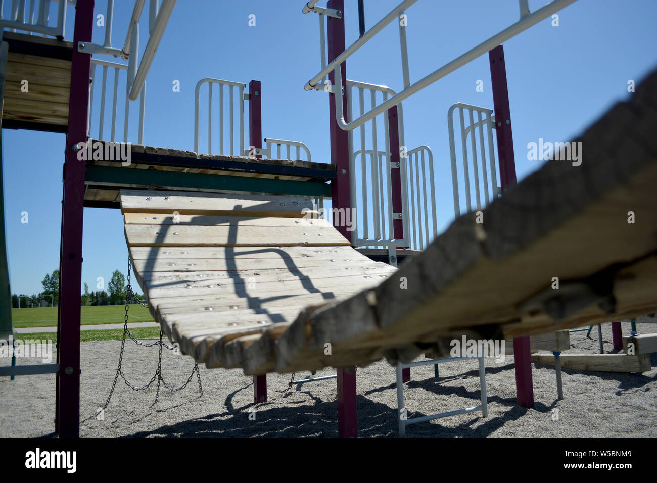 Colorato parco giochi bridge e lato rampa nel cortile della scuola. Foto Stock