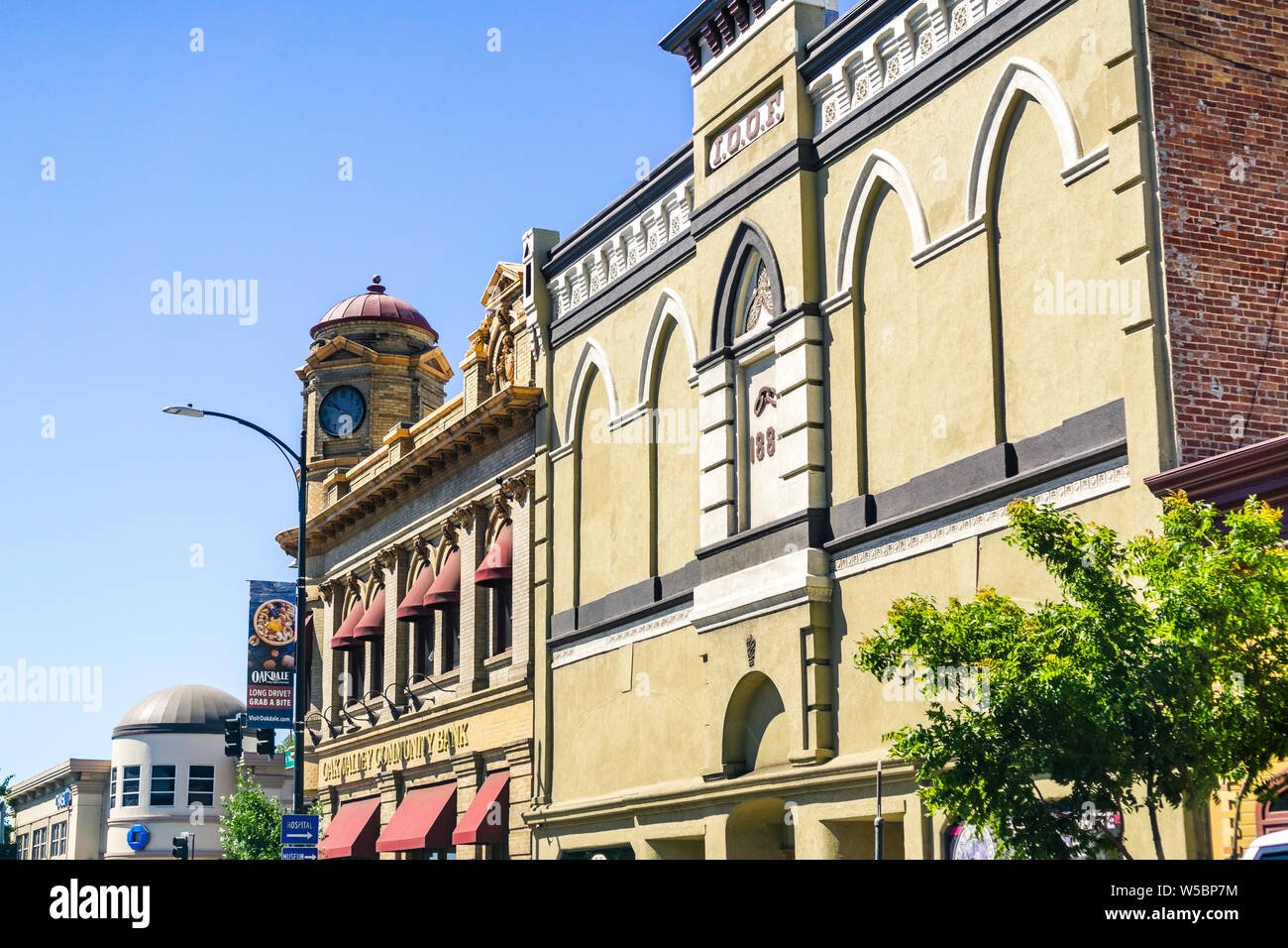 Giugno 26, 2019 Oakdale / CA / STATI UNITI D'AMERICA - edifici di interesse storico nel centro cittadino di Oakdale; vista esterna dell'ordine indipendente di Odd Fellows (I.O.O.F.) e primo Foto Stock