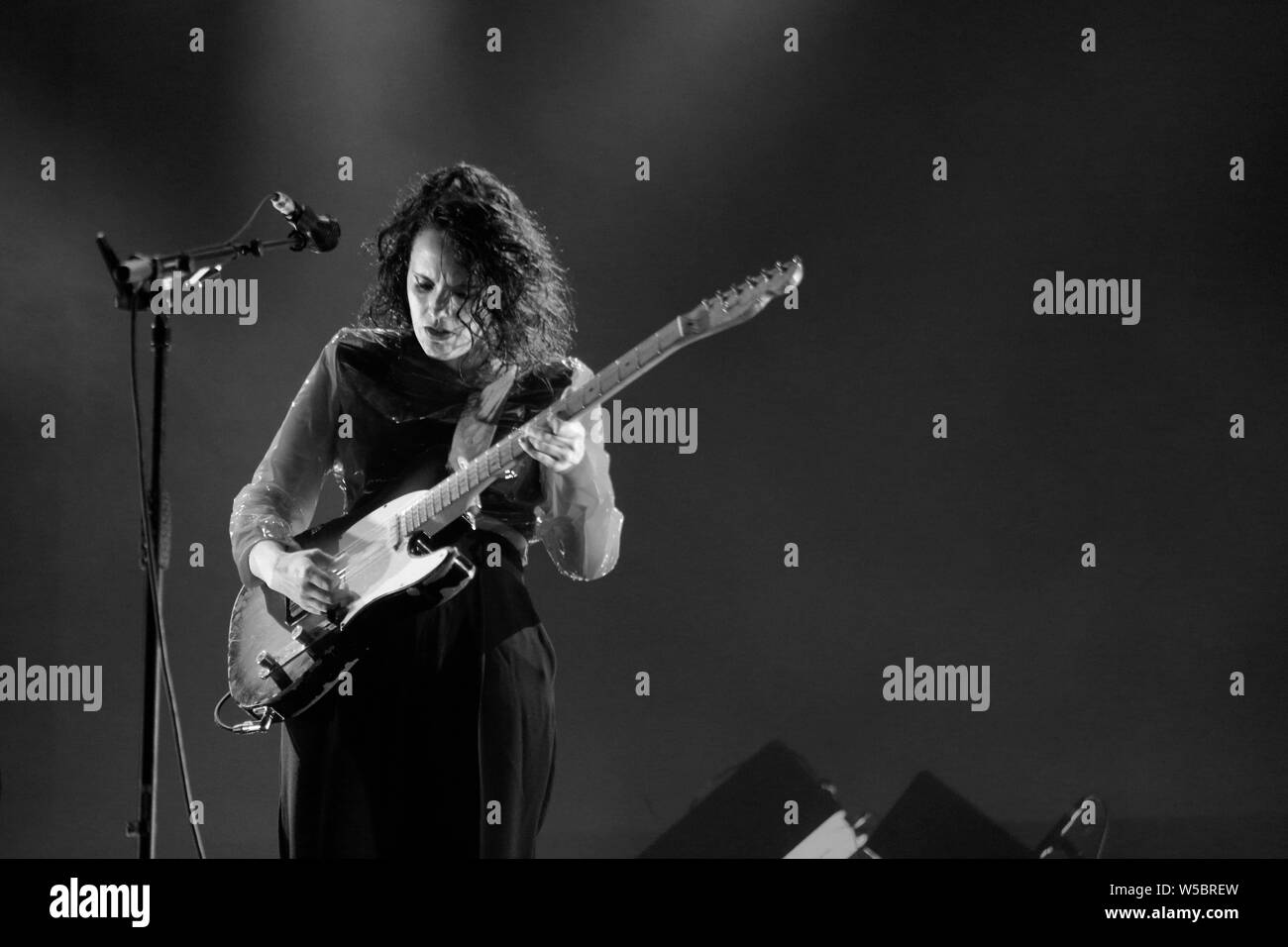 Anna Calvi in primo piano il sabato notte in questo anni Womad Festival a Charlton Park Wiltshire. Foto Stock