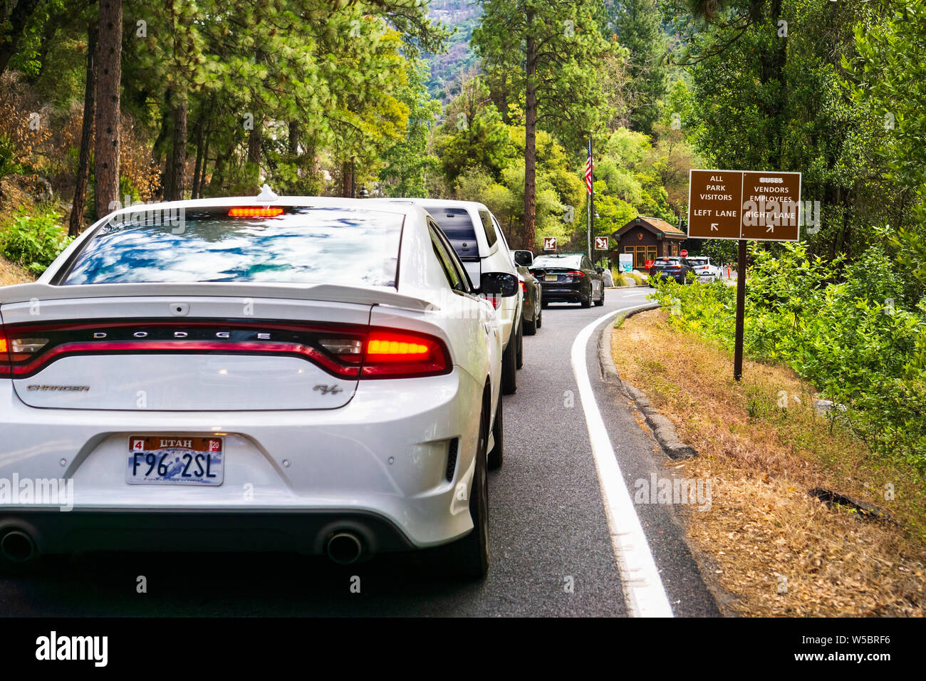Giugno 28, 2019 il Parco Nazionale di Yosemite / CA / STATI UNITI D'AMERICA - occupato la stazione di entrata al Parco Nazionale di Yosemite, con vetture in attesa in linea per ottenere un permesso Foto Stock