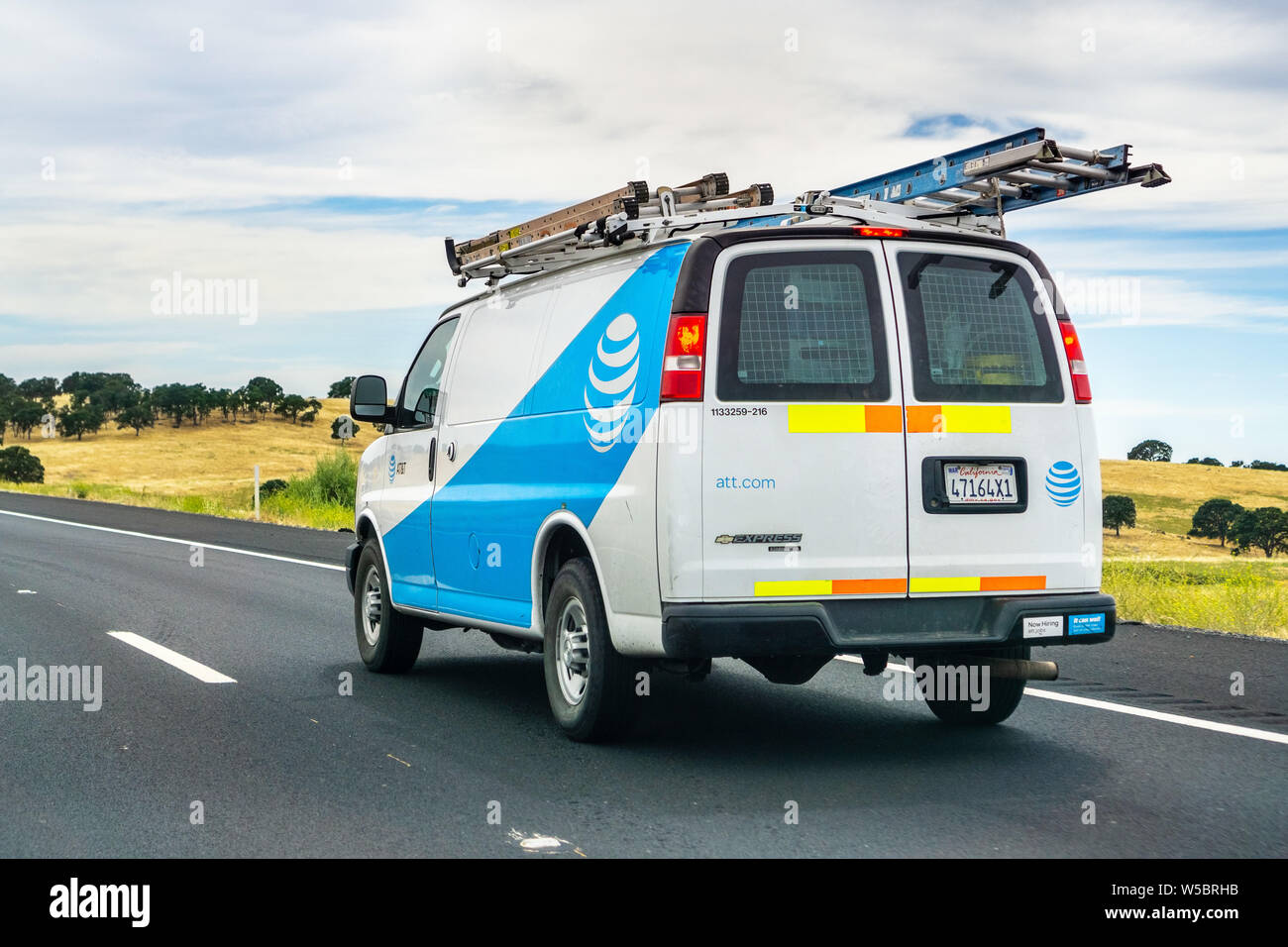 Giugno 28, 2019 Oakdale / CA / STATI UNITI D'AMERICA - il servizio AT&T van guida in autostrada; emblema viene visualizzato sul lato Foto Stock