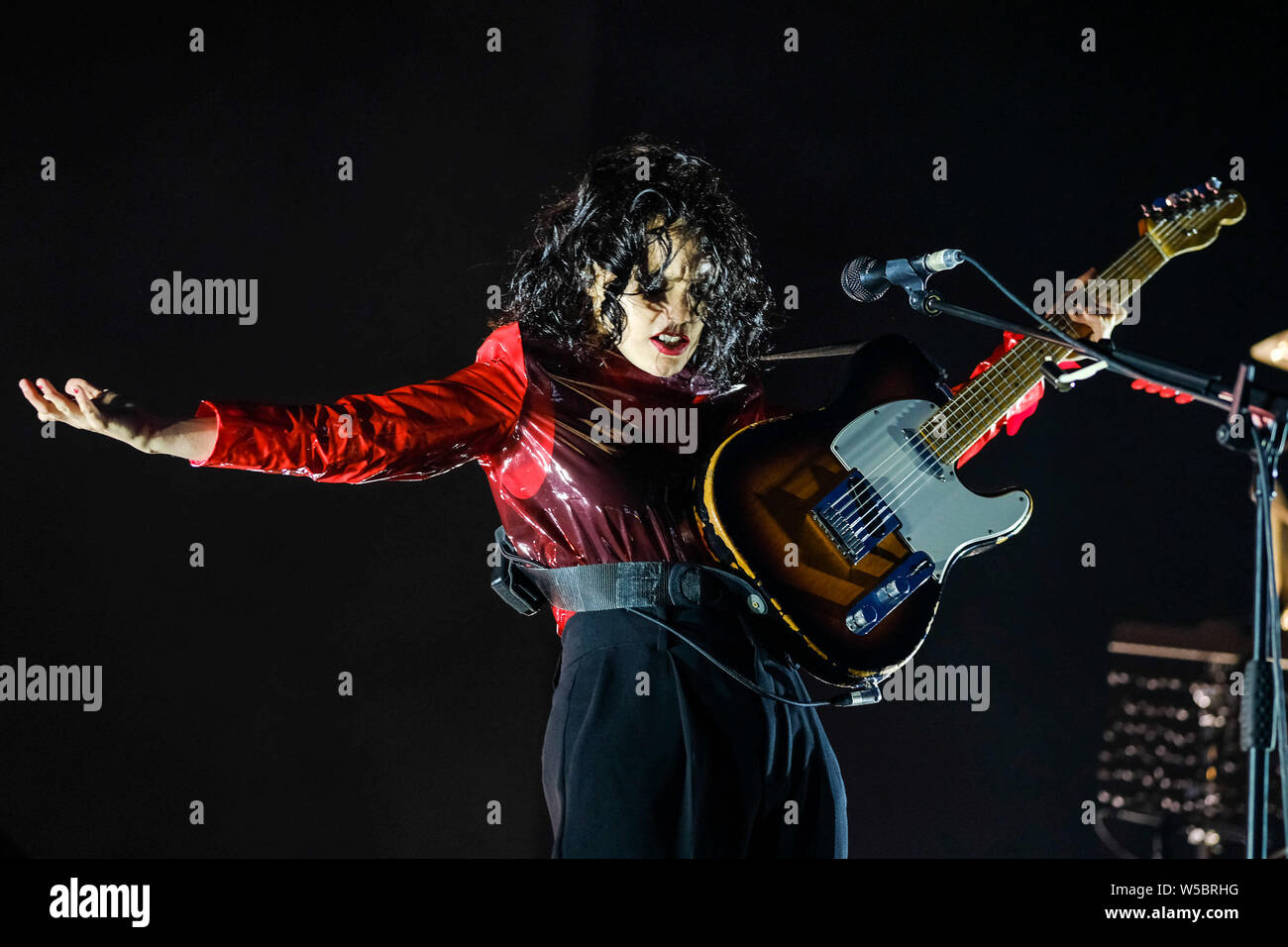 Charlton Park di Malmesbury, Wiltshire, Regno Unito. 27 Luglio, 2019. Anna Calvi esegue sul palcoscenico open-air festival Womad (il mondo delle arti di musica e danza) Sabato 27 Luglio 2019 a Charlton Park di Malmesbury. . Foto di Julie Edwards. Foto Stock