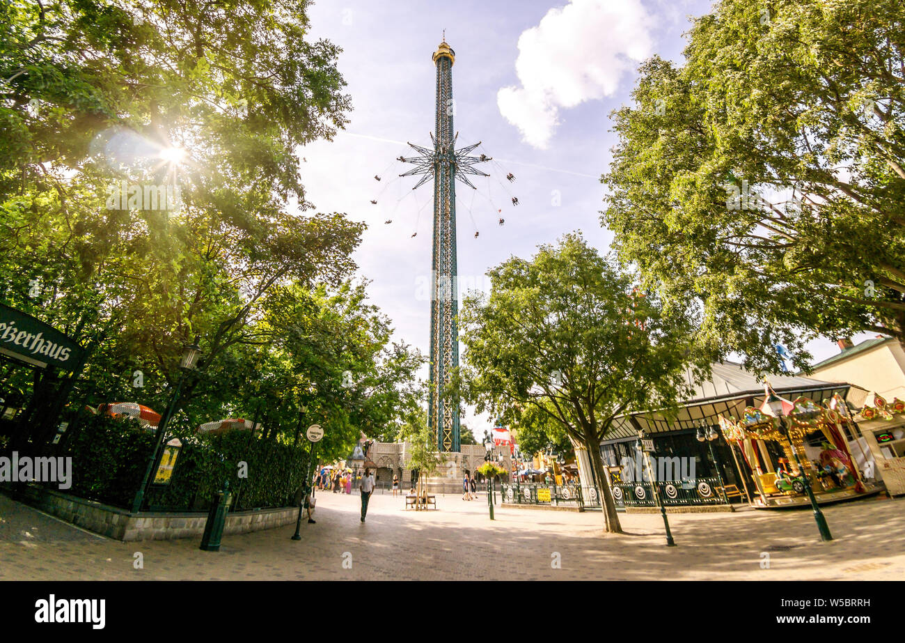 Vienna Austria Luglio.22 2019: ampio angolo il Prater Torre (Praterturm) nel parco Prater, è la più alta del mondo battenti swing con 117 metri di altezza. Foto Stock