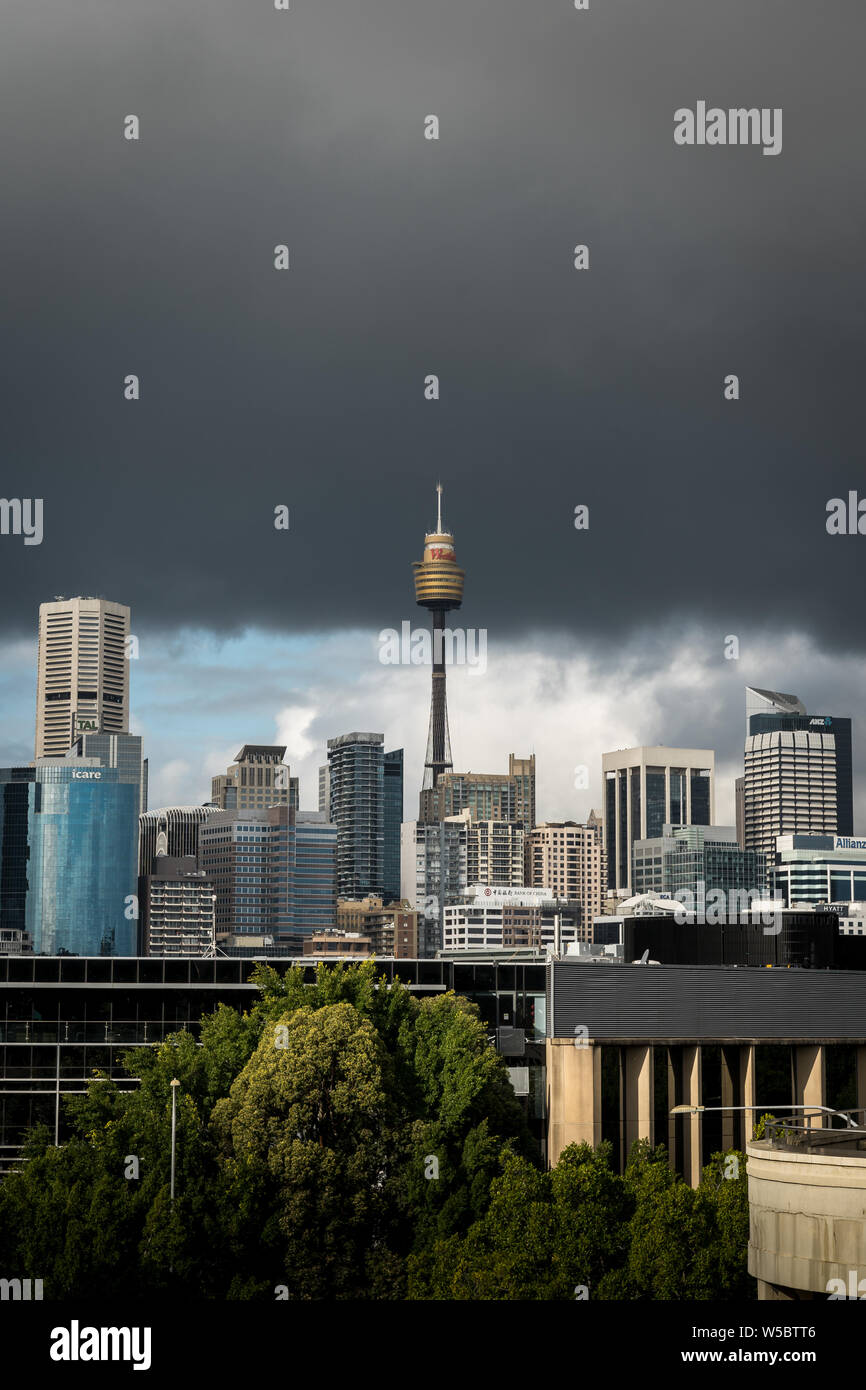 Sydney skyline della città su un moody giorno nuvoloso. Girato da Pyrmont. Foto Stock