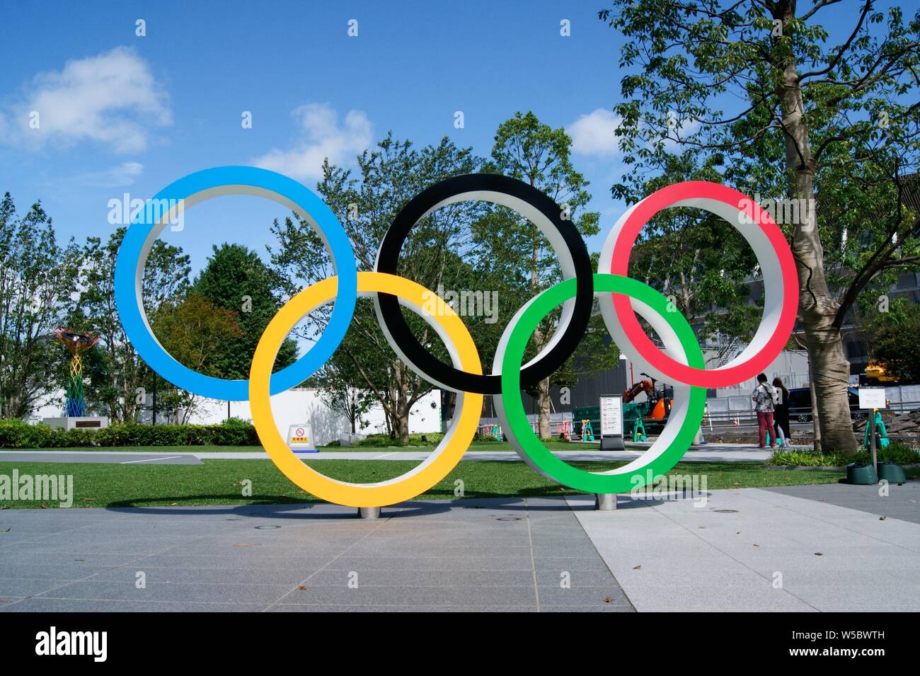 Tokyo, Giappone. Anelli olimpici nella parte anteriore del Nuovo Stadio Nazionale di Tokyo nella rappresentazione delle Olimpiadi 2020. Foto Stock