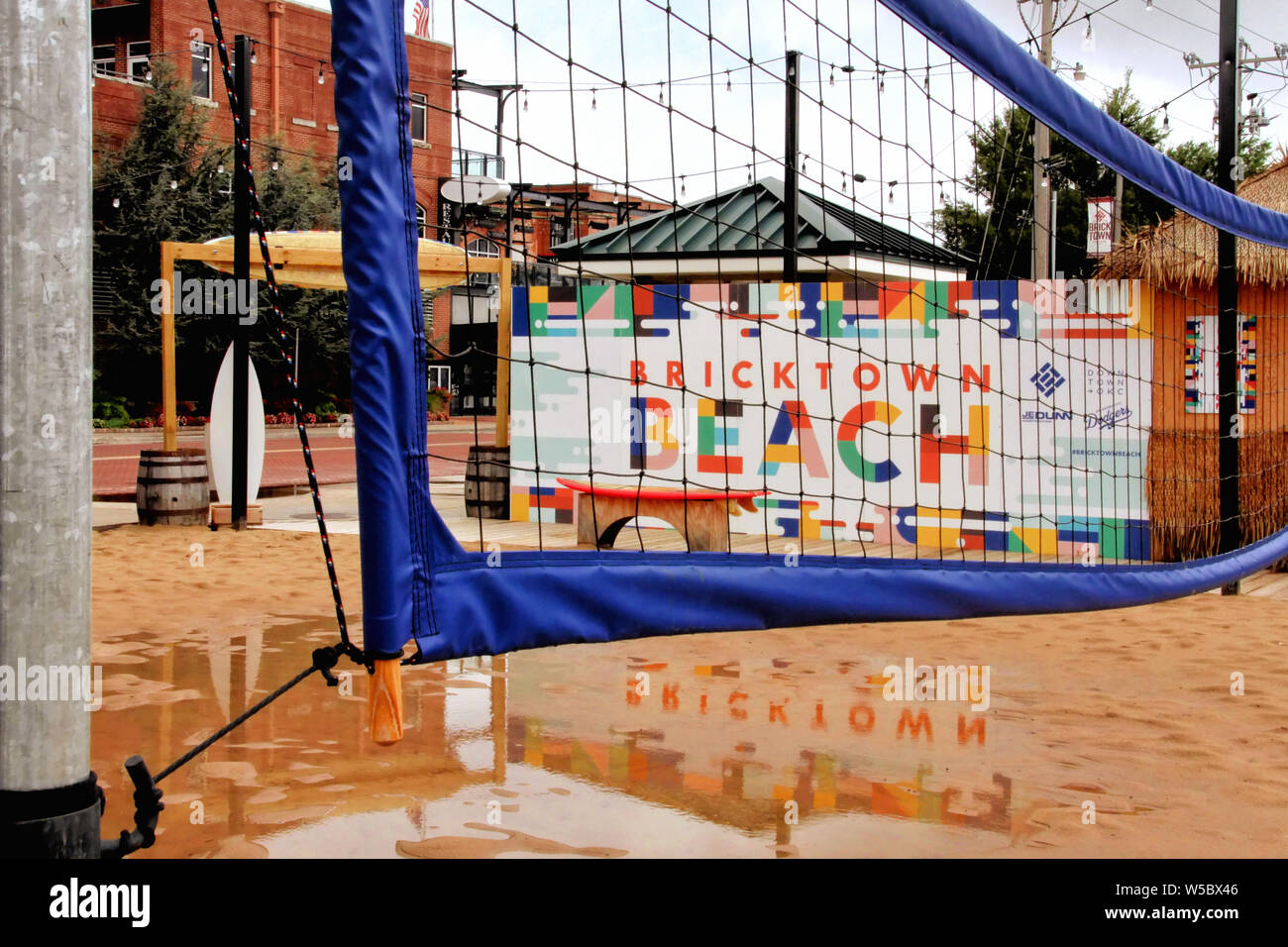 Il Bricktown spiaggia nel centro cittadino di Oklahoma City si trova abbandonato dopo un pesante tarda estate pioggia. Foto Stock