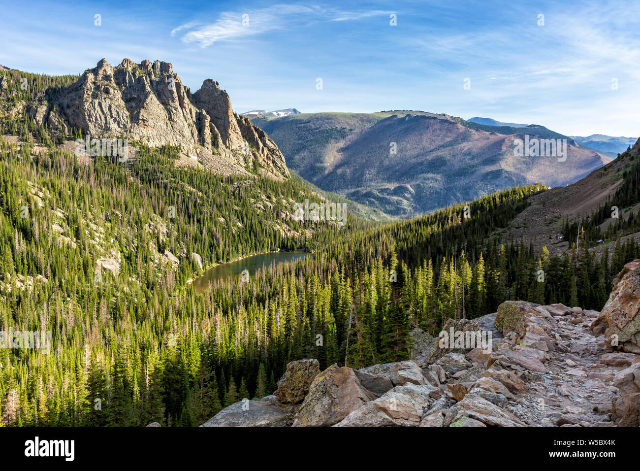 Affacciato sul lago di Odessa e il timpano dal lago Helene Odessa trail nel Parco Nazionale delle Montagne Rocciose, Colorado. Foto Stock