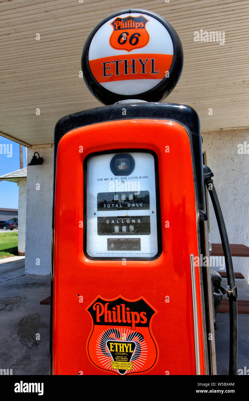 Un cacciavite Phillips 66 Pompa a gas si erge a Lucille di stazione di servizio sulla rotta 66 in Hydro Oklahoma. Foto Stock