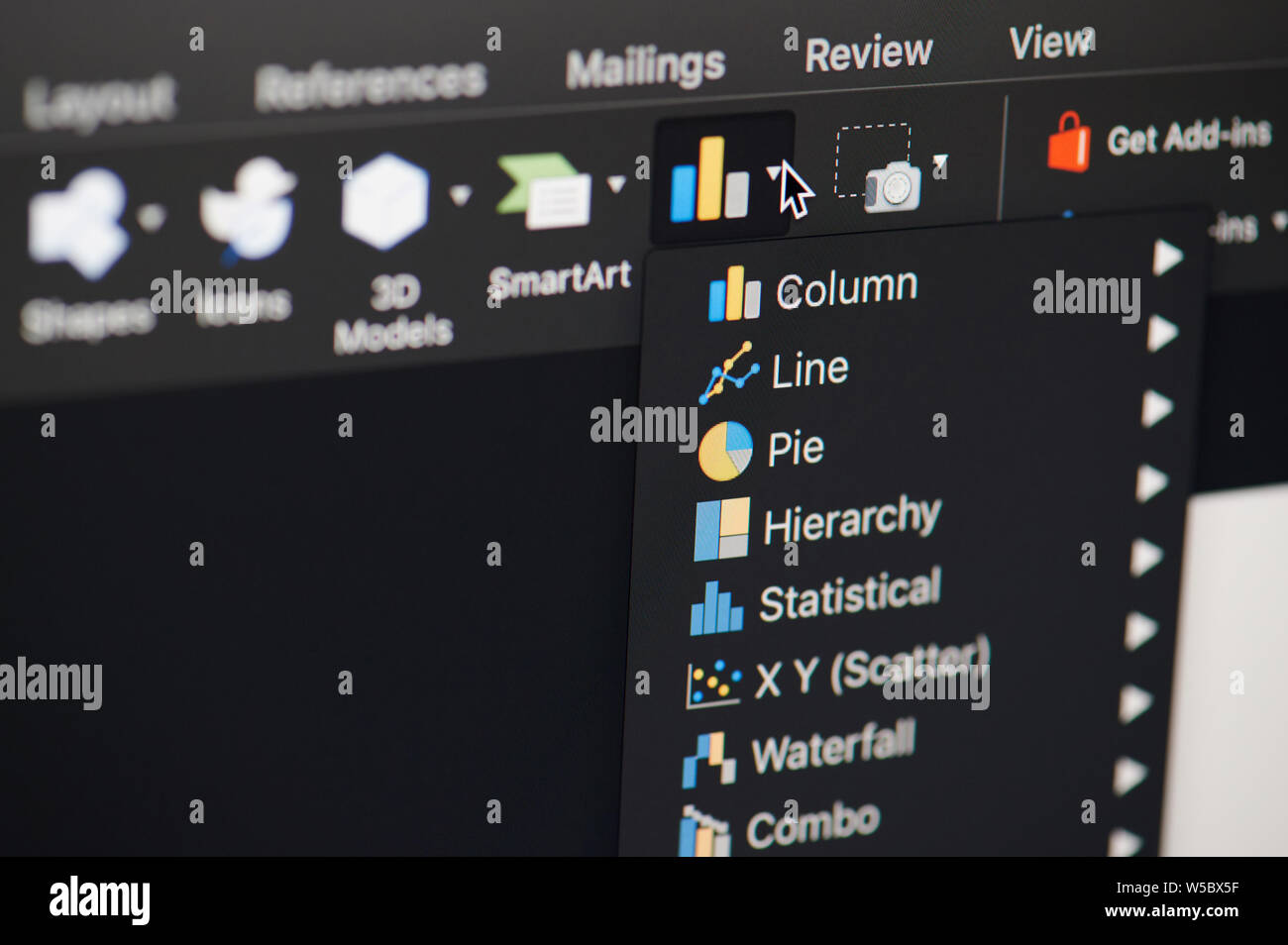 New york, Stati Uniti d'America - 26 luglio 2019: Utilizzando microsoft office word software sul computer macro vista ravvicinata in pixel dello schermo Foto Stock
